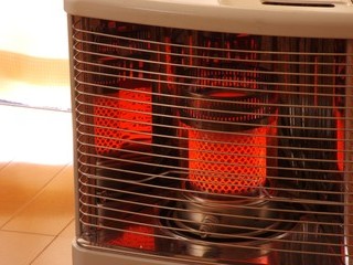 仲間と一緒に型枠を組む